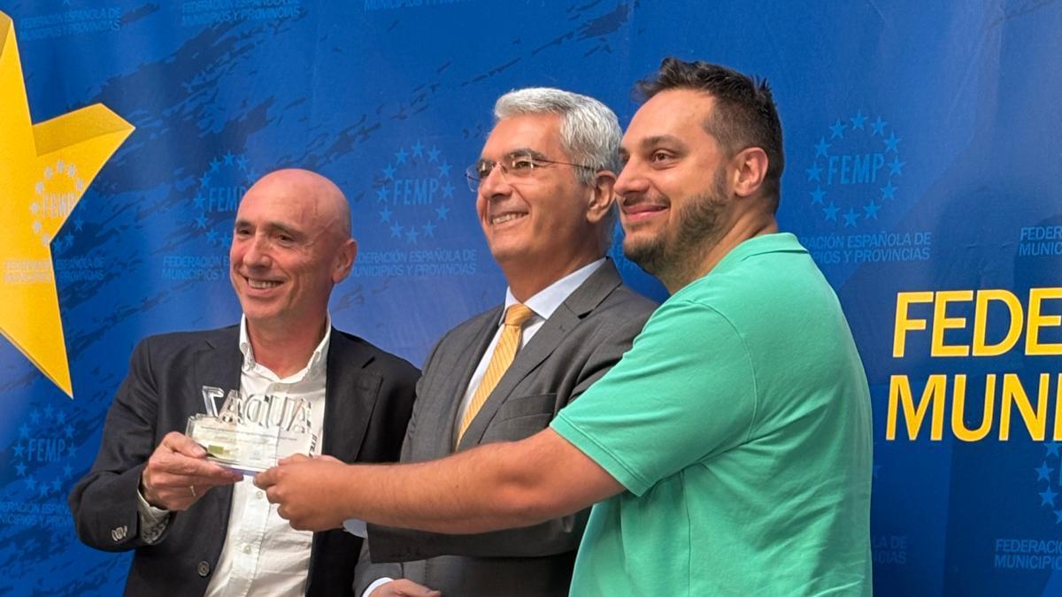 Zeus Grau y Javier Brines, durante la entrega del premio.