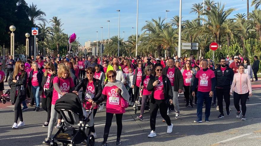 Las familias salen con toda la ilusión en Elche para luchar todos a una contra el cáncer de mama