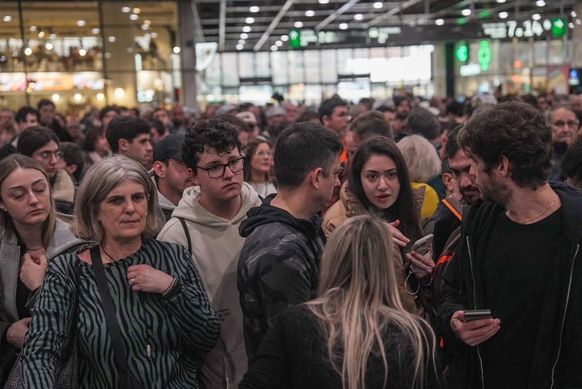 Caos y aglomeraciones en la estación de Sants
