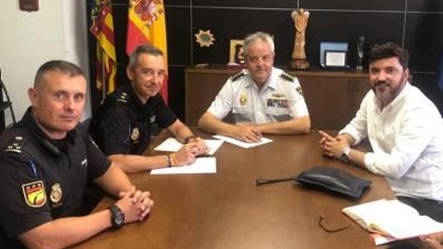 Un instante de la reunión de Diversitat y la Policía Nacional, ayer.