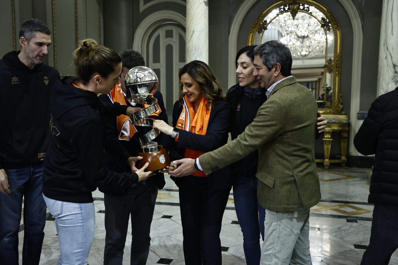 Las campeonas visitan el Ayuntamiento