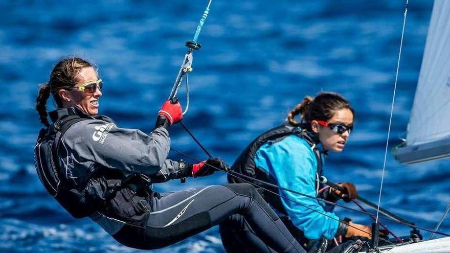 Ángela Pumariega y Sofía Toro, durante la disputa de una regata del Trofeo Princesa Sofía.