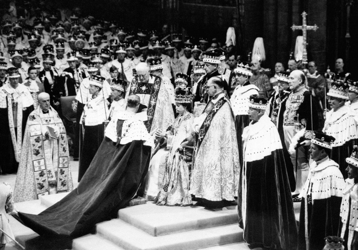 La Reina Isabel II recibe el homenaje de su esposo, el Duque de Edimburgo, en su coronación en la Abadía de Westminster.