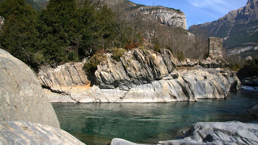 La piscina natural de aguas turquesas más espectacular de Aragón: parece un jacuzzi en mitad de la montaña