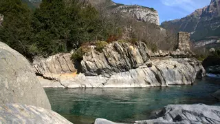 La piscina natural de aguas turquesas más espectacular de Aragón: parece un jacuzzi en mitad de la montaña