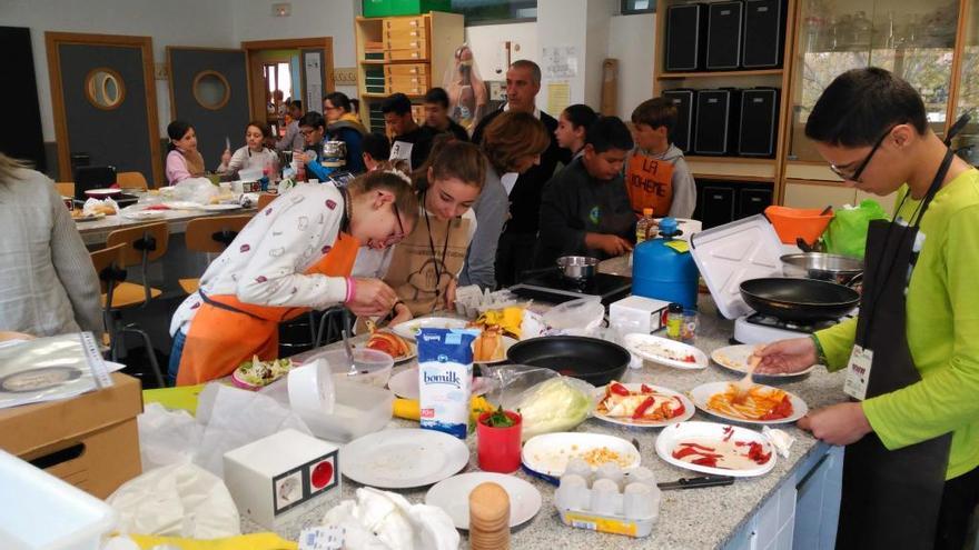 Alumnos de 1º de ESO durante la experiencia culinaria efectuada esta mañana