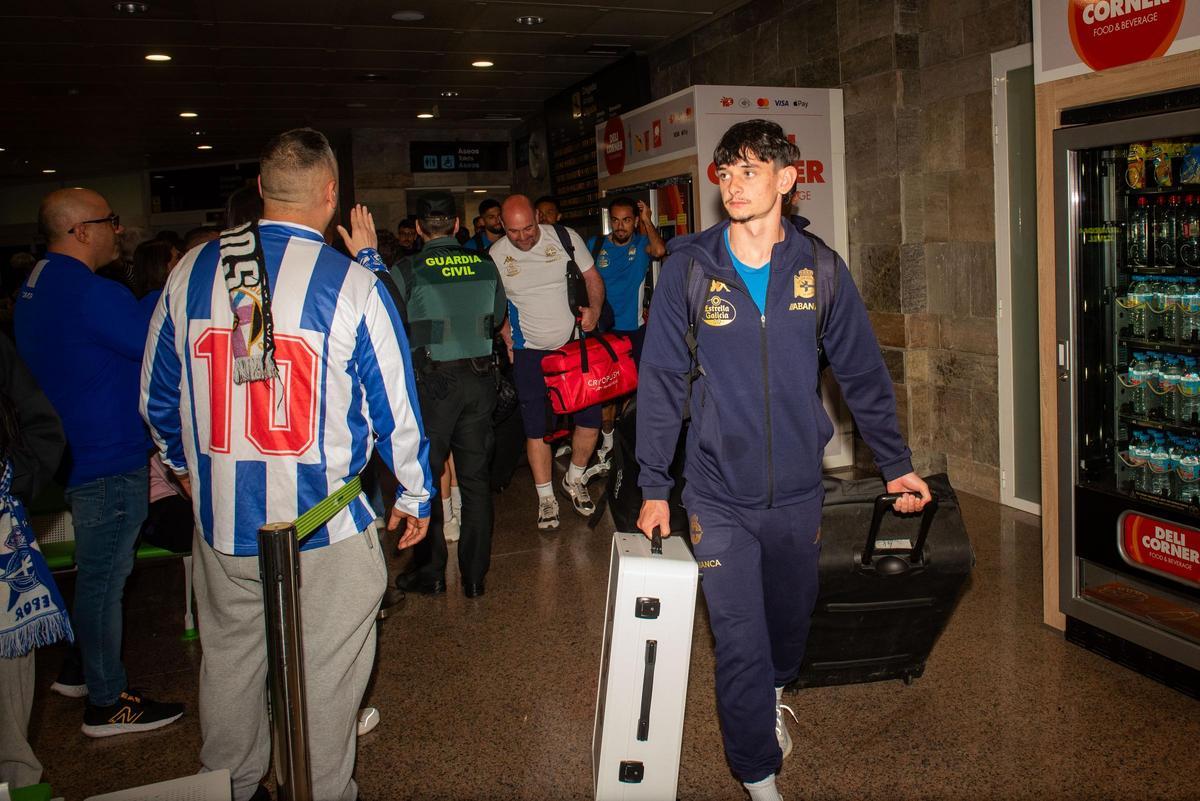 La afición acude en masa a Alvedro para recibir al Dépor tras la victoria en Cádiz
