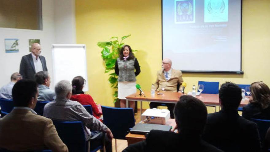 De izquierda a derecha, el empresario Francisco Ortiz, su mujer, Jasmaria da Silva, y el arquitecto del proyecto, Juan Carlos Laguía.