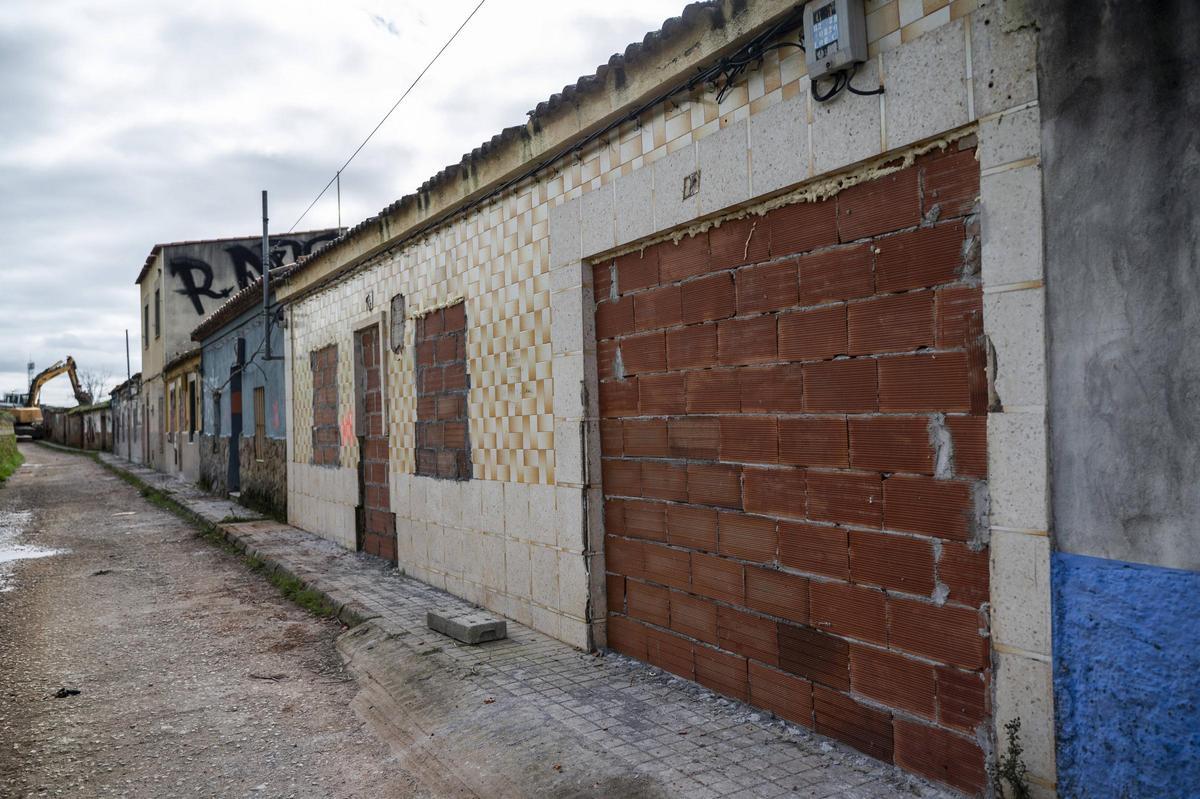 Galería | Comienzan los derribos en la calle Alto de Fuente Fría de Cáceres