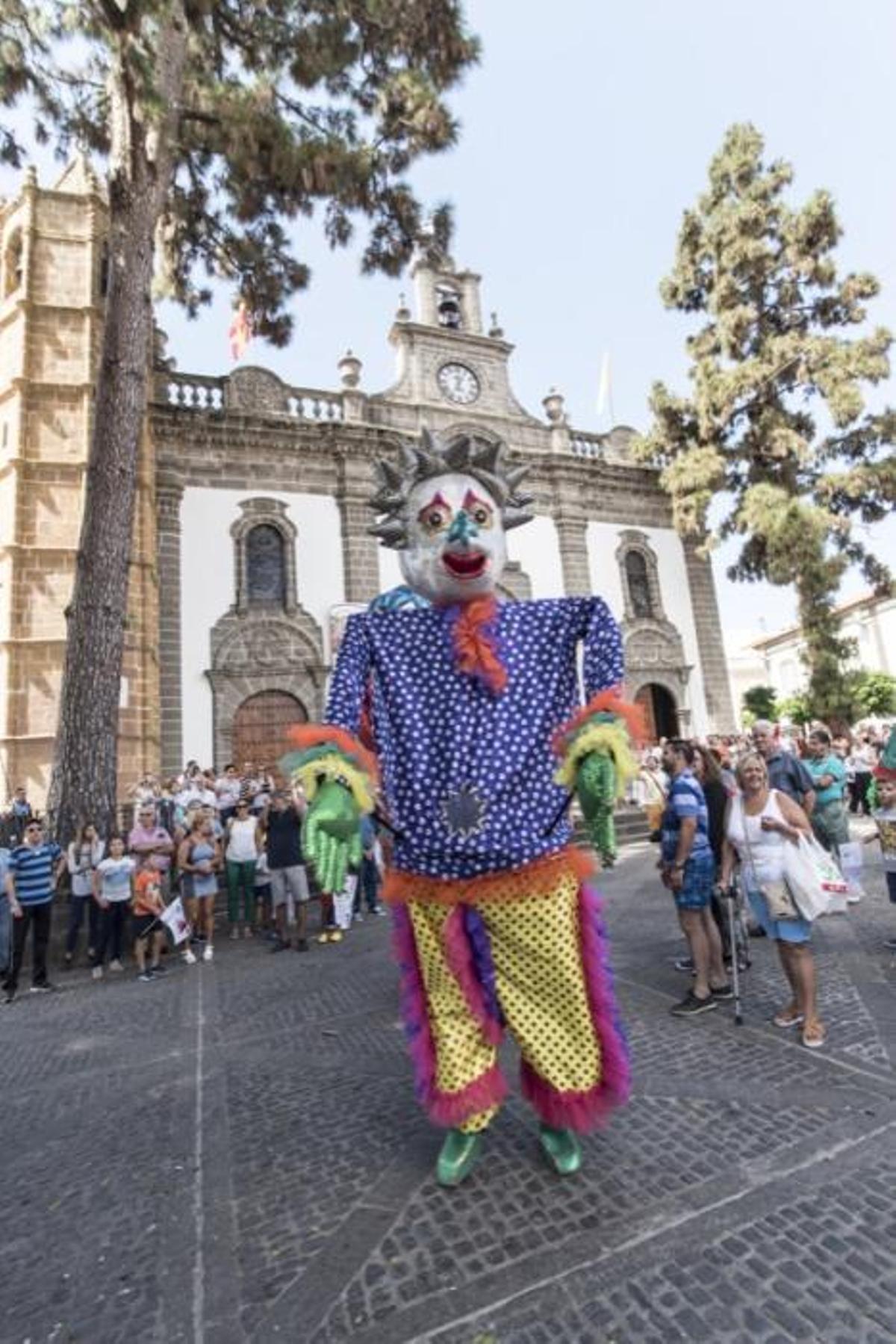 Fiestas del Pino en Teror: Subida de la Bandera en la Basílica
