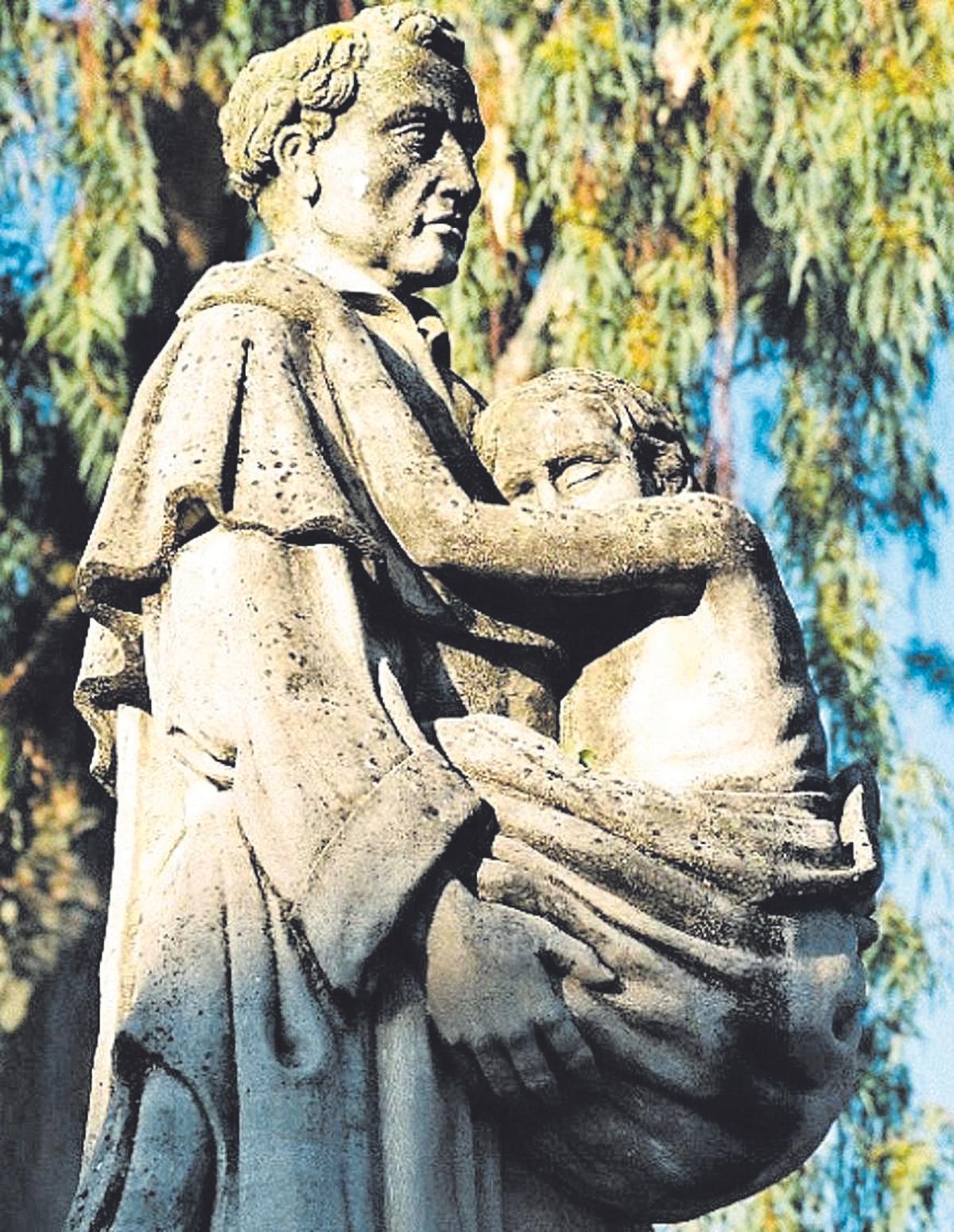 Escultura que representa a fray Álvaro de Córdoba con un mendigo en brazos.