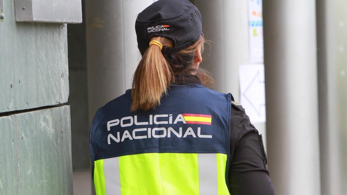 Una agente de la Policía Nacional de Ourense, durante un servicio.