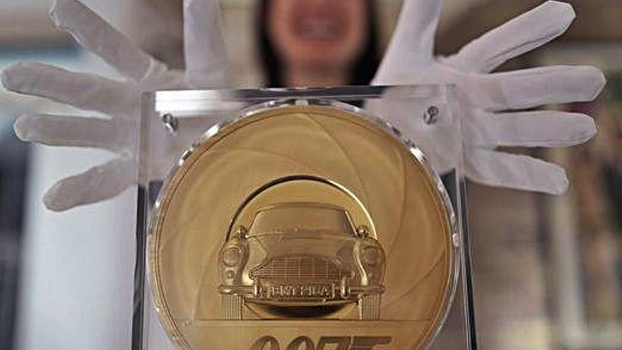 Una moneda d&#039;or de set quilos amb el segell de James Bond