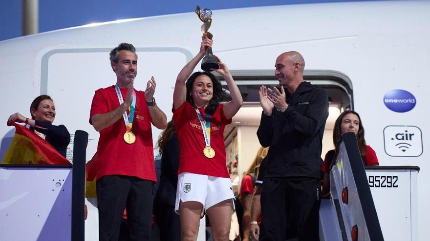 Las campeonas del mundo celebran el título con su afición: Rubiales en primer plano y cariño para Olga Carmona