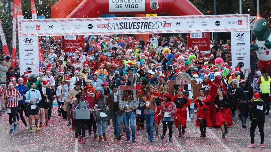 Un instante de la salida de la pasada edición de la San Silvestre. // J. Lores