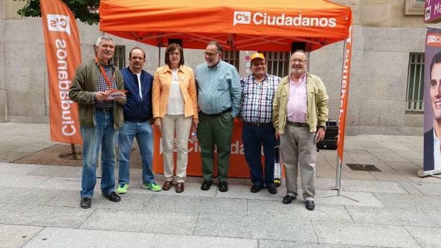 Candidatos y afiliados de Ciudadanos, con Fátima Balsa en el centro.