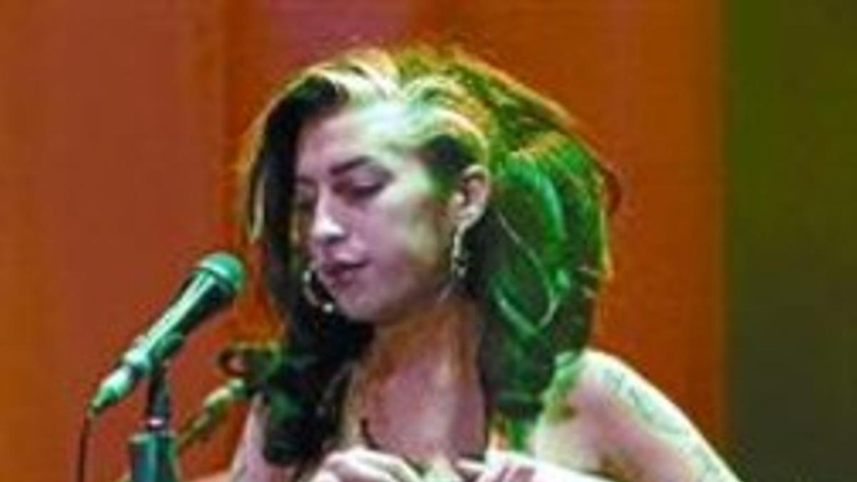 Winehouse, el sábado, durante su polémica actuación en Belgrado.
