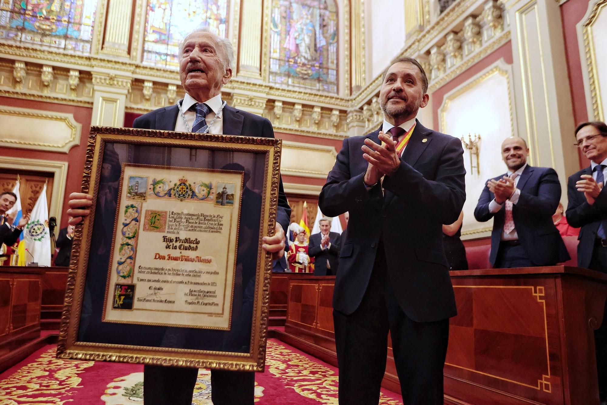 Entrega del título de Hijo Adoptivo de Santa Cruz a Juan Viñas