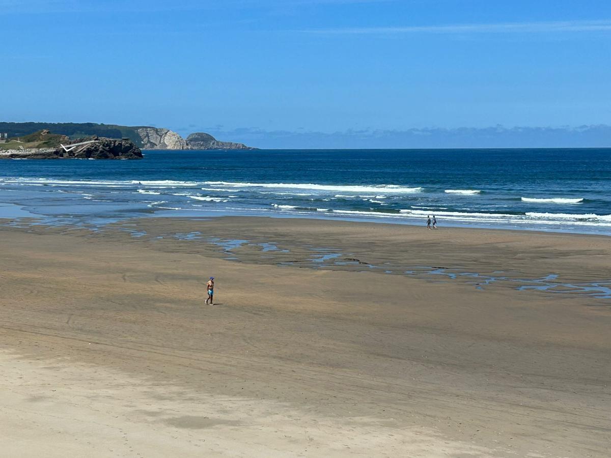 EN IMÁGENES: Las playas de Castrillón recibena a los primeros socorristas del verano EN IMÁGENES: Las playas de Castrillón recibena a los primeros socorristas del verano