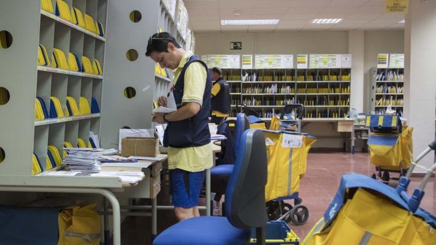 Un trabajador en una oficina de Correos.