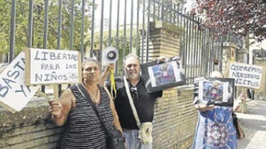 Piden la custodia de dos niños separados de sus hermanos