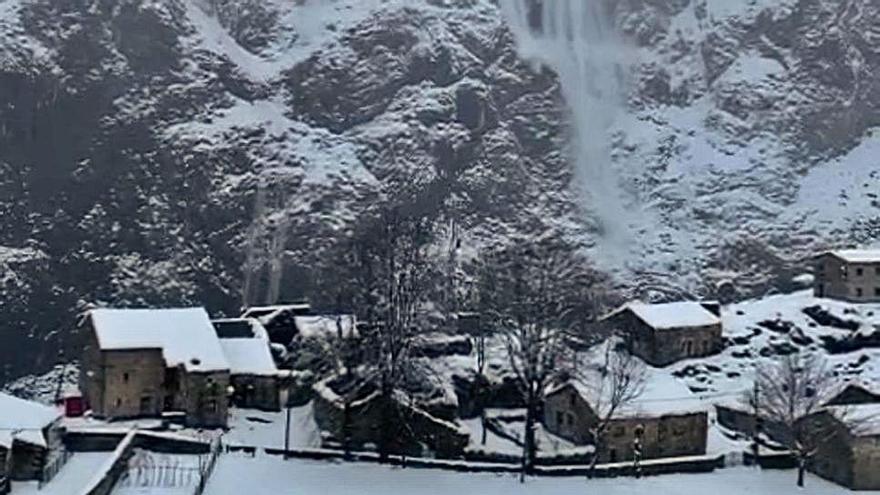 Espectacular alud sobre el barrio de Arriba de Bulnes desde Peña Maín | BRUNO CUE CONCHA