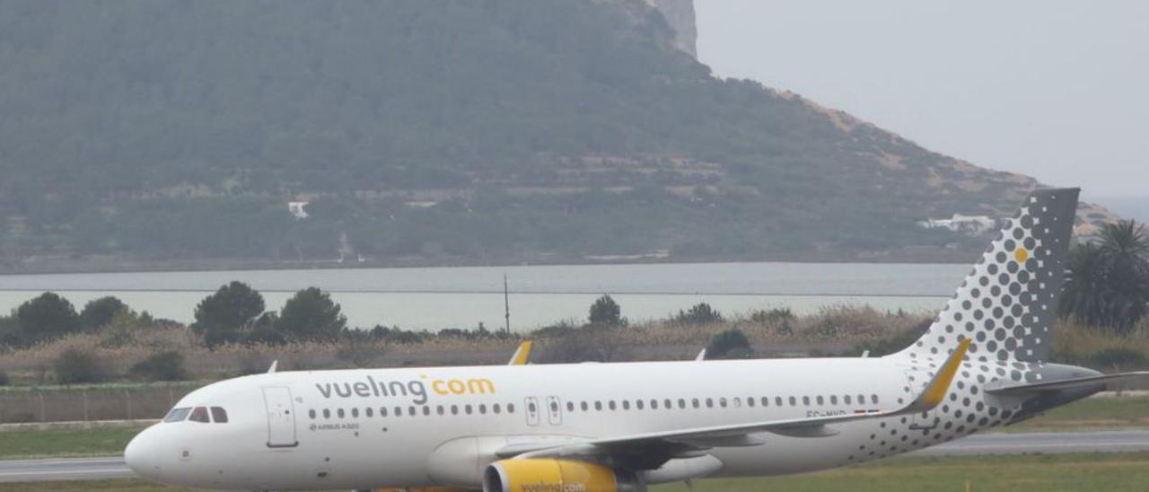 Un avión de Vueling en la terminal ibicenca.