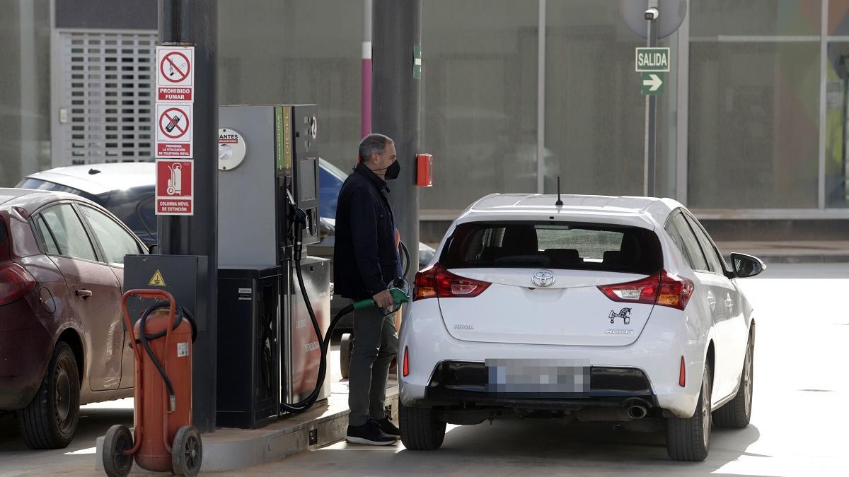 Un conductor echando gasolina en una estación de servicio en Málaga.