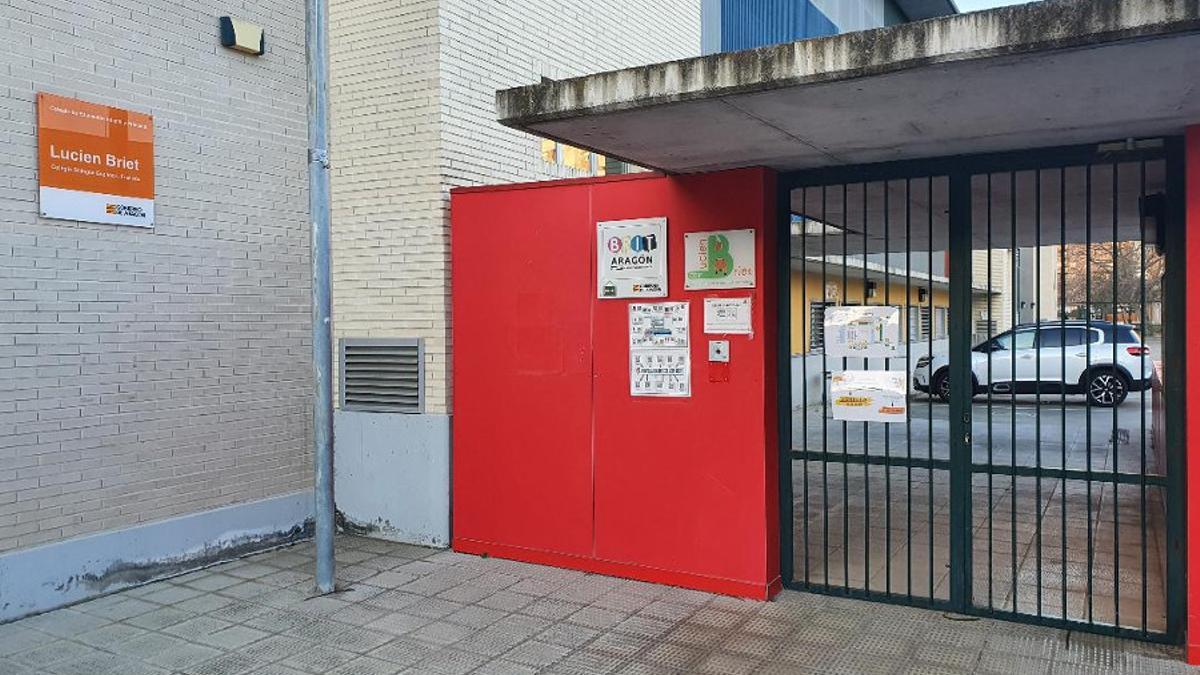Acceso principal al colegio Lucien Briet.
