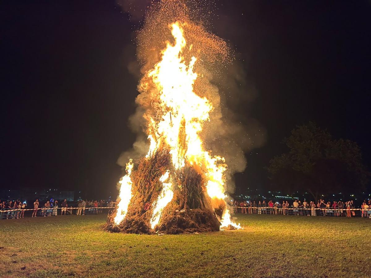 Ribadesella enciende una hoguera gigantesca por San Juan