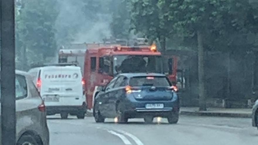 Alarma en Oviedo por el incendio de un coche en una de las calles más transitadas