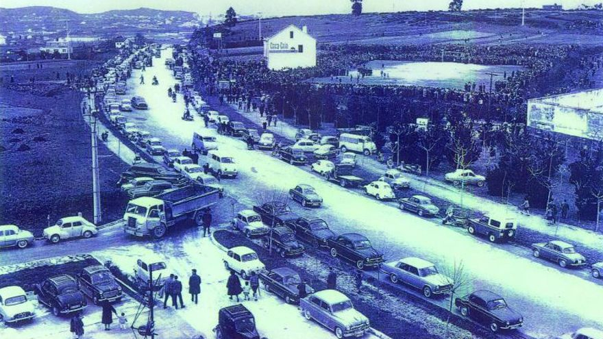 La avenida de Alfonso Molina, durante un encuentro de fútbol disputado en 1963, en la zona donde hoy se ubica la entrada a la AP-9. | // L.O.