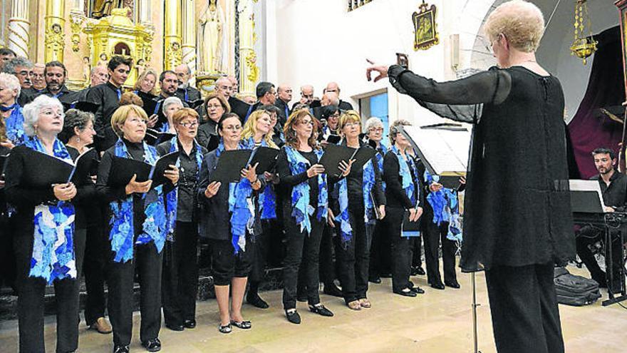 El coro Can Blau con su directora, Charlotte Look.