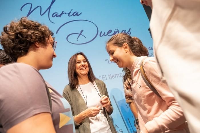 María Dueñas, con escolares en Tenerife