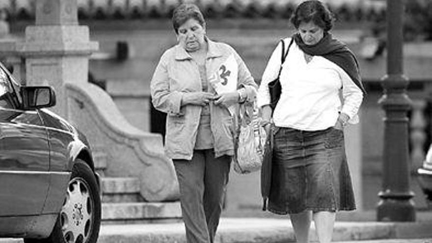 Carmen Avendaño y Gabriela Lagos Suárez-Llanos salen de la reunión del consejo del lunes. / R. Grobas