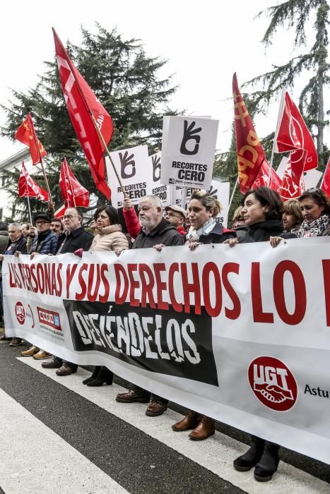 Manifestación de los sindicatos UGT y CCOO en Oviedo contra las políticas del Gobierno