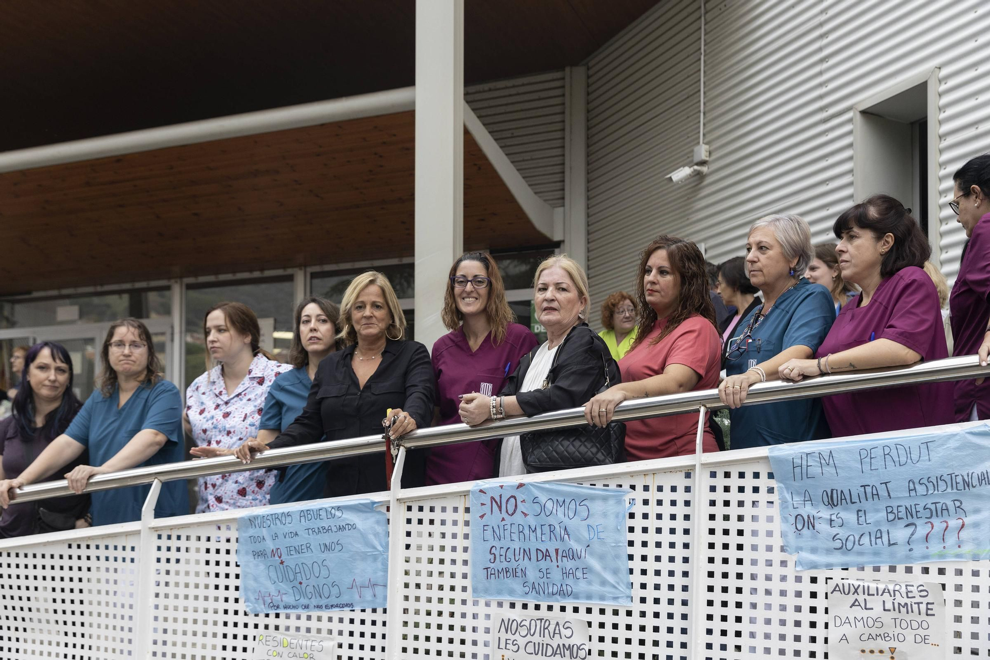 Trabajadoras de la residencia pública Ramon Berenguer de Santa Coloma de Gramenet, este lunes en una protesta frente al centro.