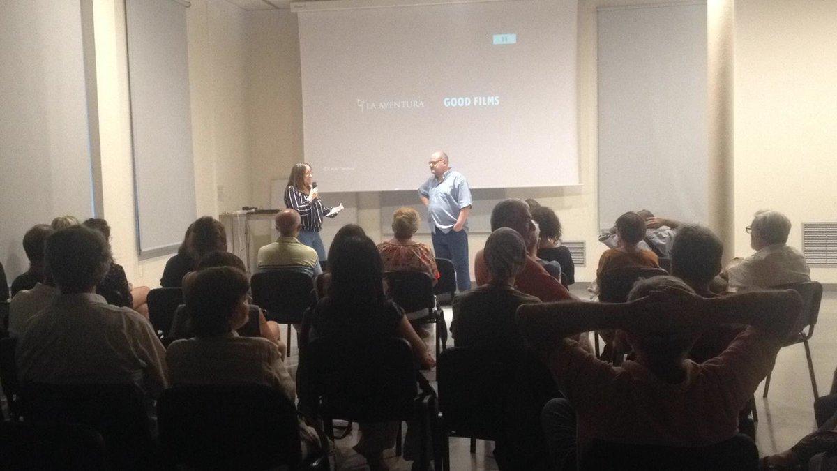 Anna Fernàndez, de la productora Clack, conversa con Sàgar Male, de Mapasonor, al presentar la película 'Los informes sobre Sarah y Saleem', este martes en el Cafè de Mar de Mataró.