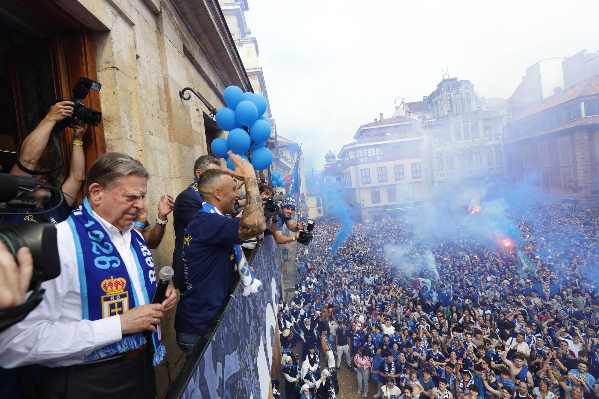 Locura azul en las calles de Oviedo para celebrar el ascenso del equipo a Primera División