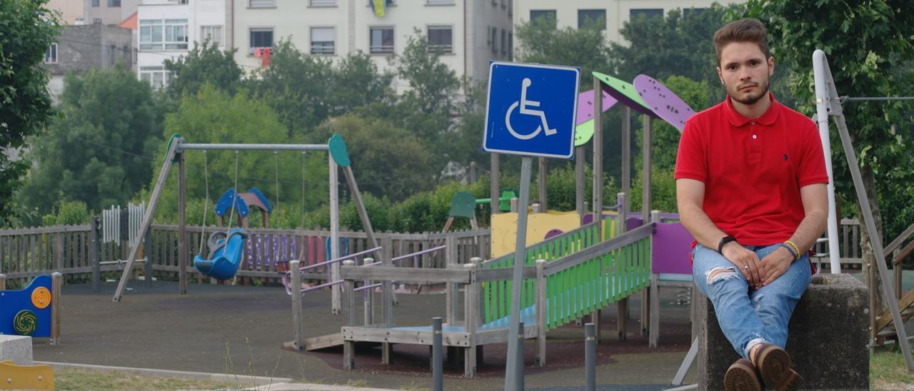 El líder del PP vikingo, Iván Caamaño, ante el parque infantil que pretende dotar de cubierta.