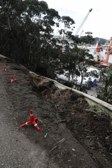 Un camión cae por una ladera de la ría de Avilés