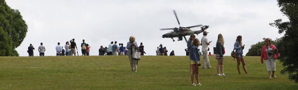 Ensayo de los aviones y helicópteros que participarán en el Festival Aéreo de Gijón