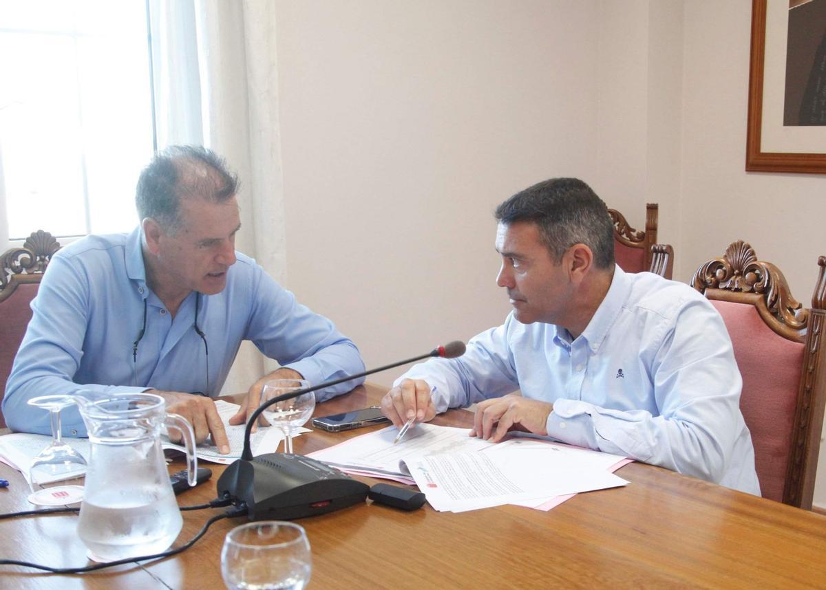 Domingo Cejas (i) y Oswaldo Betancort, en el Cabildo de Lanzarote