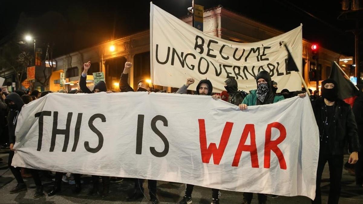 Una pancarta alzada este miércoles en las manifestaciones de la Universidad de Berkeley contra la conferencia de Milos Yiannopoulos.