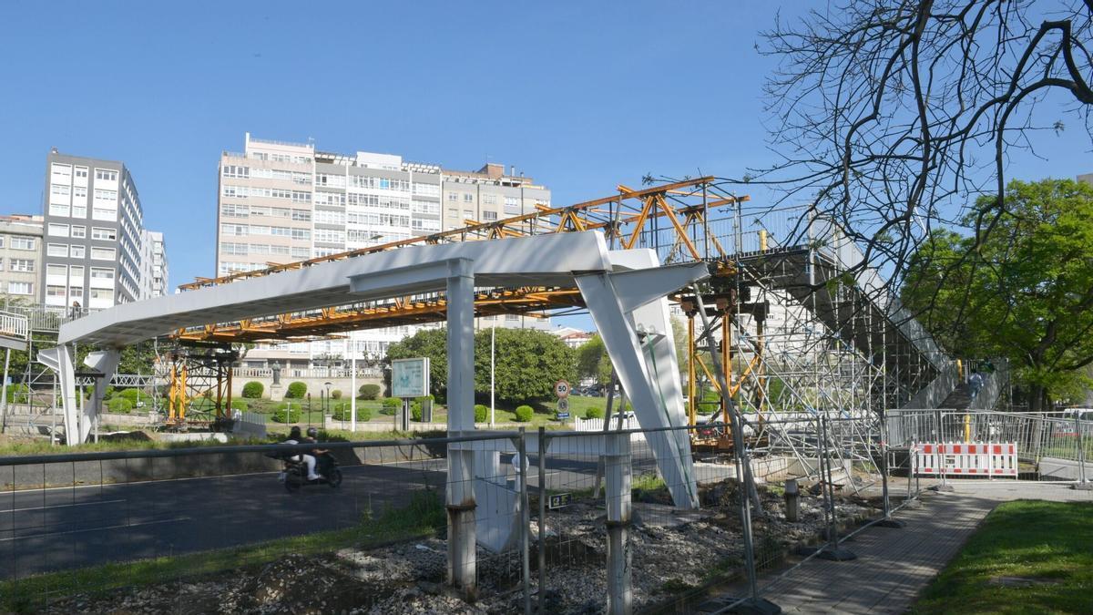 Instalación de la pasarela peatonal de Alfonso Molina que conecta las estaciones de autobús y tren de A Coruña