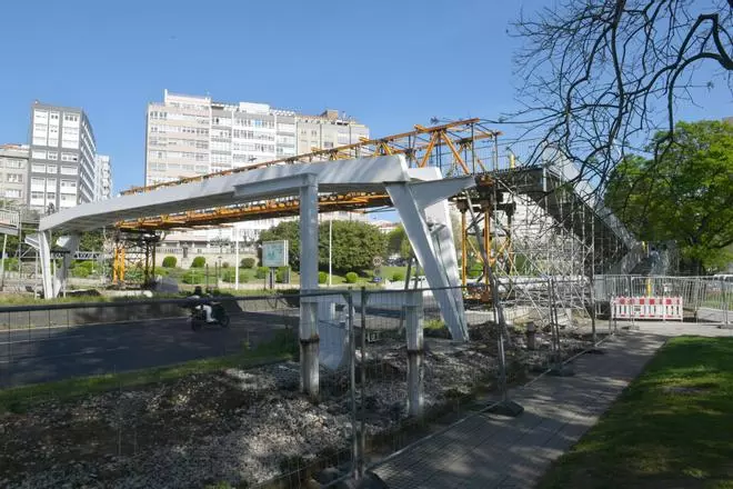 Instalación de la pasarela peatonal de Alfonso Molina que conecta las estaciones de autobús y tren de A Coruña