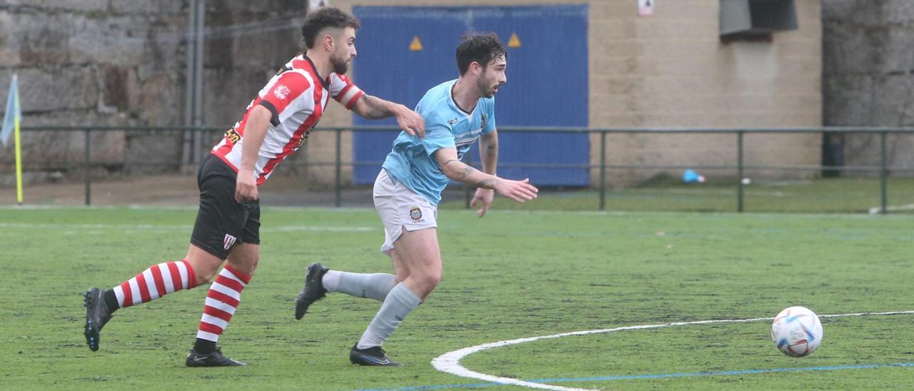 Un futbolista del Moaña escapa de la vigilancia de uno del Céltiga en el duelo de ayer.