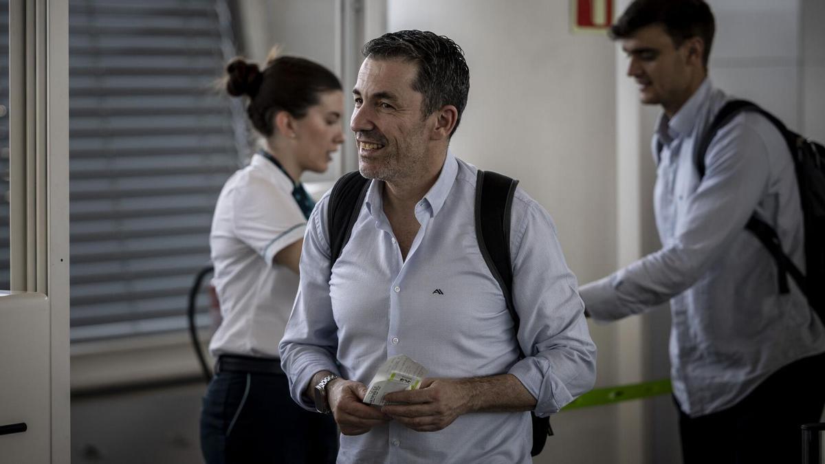 Gonzalo García de Vitoria, en el aeropuerto antes de viajar a Lugo.