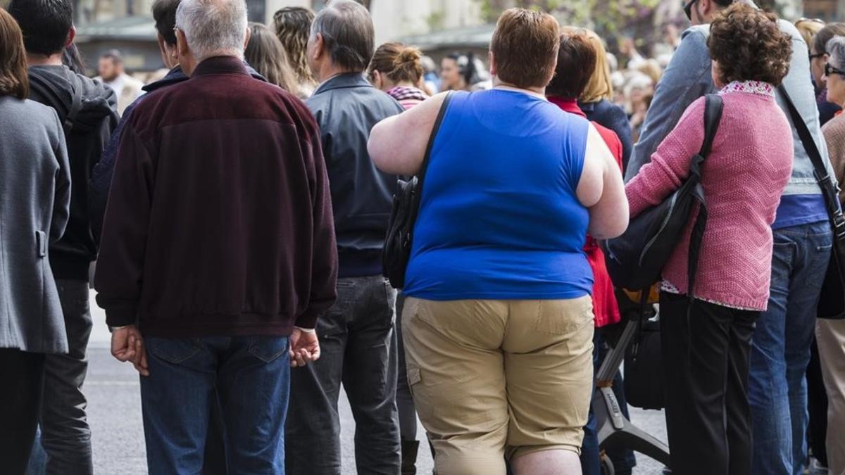Una mujer obesa, en una calle de Valencia.