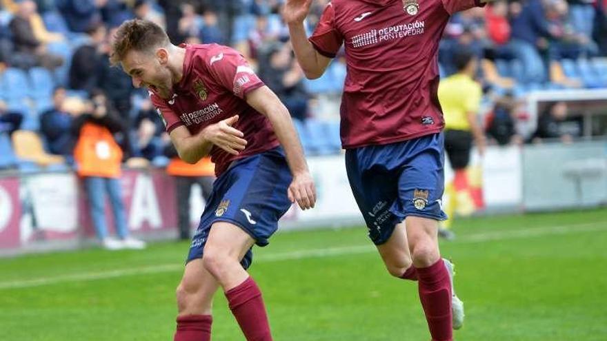 Álex González y Nacho López celebran un gol ante el Racing. // G.S.